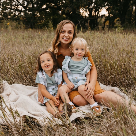 Meet your Posher, Brooke - Picture 1 of 2